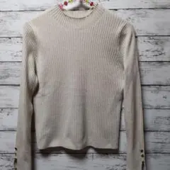 リブ編み ニットセーター　袖口ボタンアクセント　フリーサイズ　アイボリー
