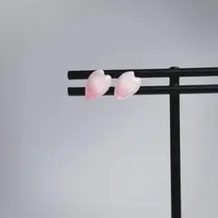 小さな桜の花びらのピアス(シリコン樹脂)
