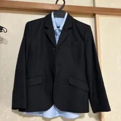 水色長袖シャツと黒ストライプスーツジャケットセット
