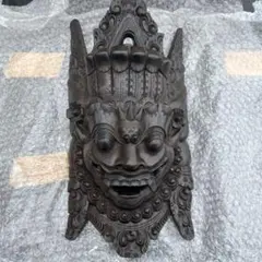 インドネシア、バリ島で魔除けや守護神として作られたバロン神の木彫り壁掛けオブジェ