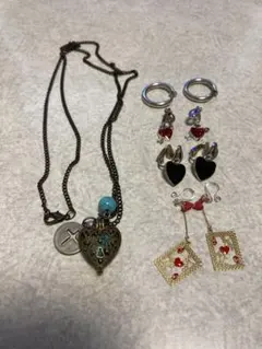 ペンダントネックレス1点　イヤリング　4点セット　ハート　赤　黒　ターコイズ調