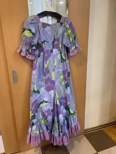 フラダンス　フリル付き紫色花柄ドレス