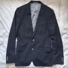 上質をさりげなく纏う。銀ボタンが映える、大人のための美品ブレザー