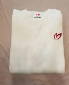 ホワイトニットセーター 長袖 エンブレム付き