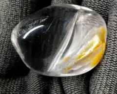 超希少　虹入り　イエローライモナイトインクォーツ　タンブル