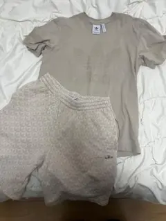 adidas セットアップ　ベージュ Tシャツとショートパンツセット