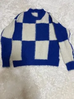 青と白のチェック柄ニットセーター