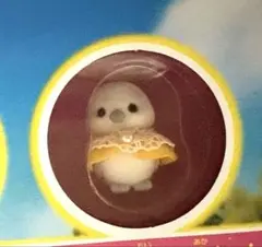 シマエナガのぬくもりログコテージ　小さいシマエナガの赤ちゃん　黄色いお洋服の子