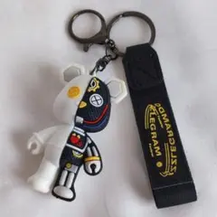 ベアブリックキーホルダー ロボット　ストラップ付きキーリング　ホワイト
