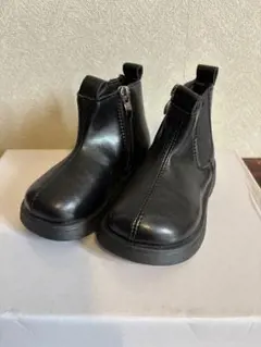 ブラック ジッパー付きショートブーツ　レザー調