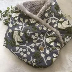 ✳︎ハンドメイド✳︎ふわふわネックウォーマーリネン鳥とリーフ刺繍ファ