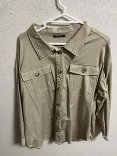 ベージュ ボタン付き長袖シャツ
