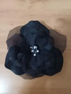 黒の花モチーフビーズ付きコサージュ　ブローチ　美品