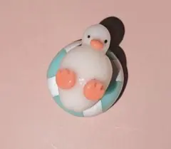 浮き輪に乗るアヒルのサムネイル