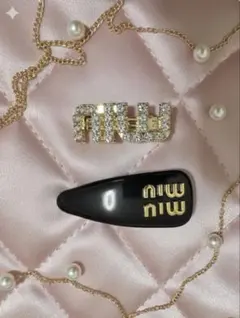 黒　ゴールド　2個セット　miu ロゴが特徴的なヘアピン