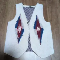 幾何学模様アイボリーニットベスト