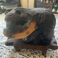木製クマと魚の彫刻