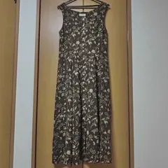 ロングワンピース・ノースリーブ・ブラウン・花柄⭐︎ロイスクレヨン