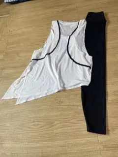 NIKE ヨガウェア 上下セット ホワイト ブラックSのサムネイル