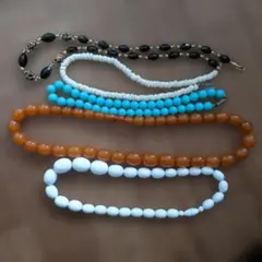 ビーズネックレスセット（オレンジ・水色・白・黒）
