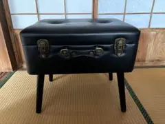 レトロで洋風な椅子(収納あり)