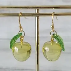 No.2505 りんご ピアス ハンドメイド レジン