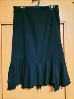 ブラックのアシンメトリックフレアスカート・裏地とファスナー付き