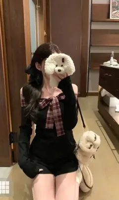 オフショルダー黒セーター チェックリボン付き