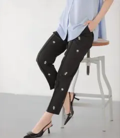 【Fit more】 デイジー刺繍テーパードパンツ 黒 Mサイズのサムネイル