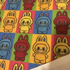 LABUBU デザイン　カラフル　生地　ぬいぐるみ　柄　布　綿ポリ