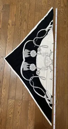 あ*じ様 大判 装飾的刺繍の黒白三角ストール