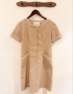 【美品】FOLK 半袖ワンピース ベージュ M ユニフォームのサムネイル