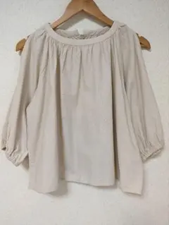 Riche glamour（リシェグラマー）肩出しカットソー