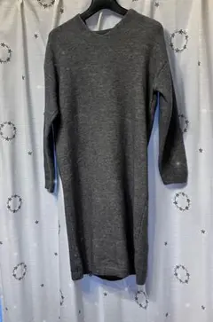 フード付きグレーのニットワンピース