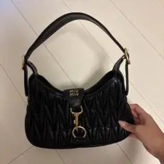 MIU MIU ブラック キルティング ハンドバッグ