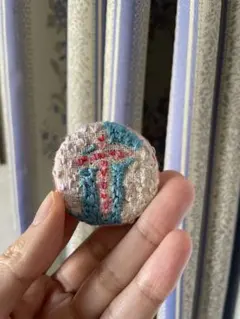 十字架設計的圓形胸針