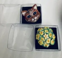 値下げ　絵画風ブローチ　猫　花