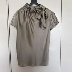 DESIGNWORKS シルクサテンストレッチ リボン付き 半袖ブラウスのサムネイル