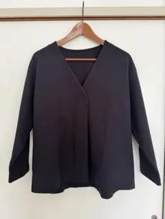 黒いVネック長袖トップスのサムネイル