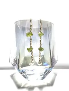 【ペリドット】天然石とパールのチェーンピアス。【パール】