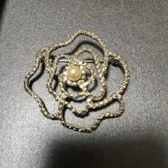 エレガントなバラ型ブローチ