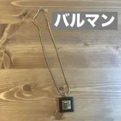 バルマン　黒と金のスクエア型ペンダントネックレス