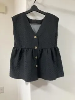 未使用品　黒 Vネック ぺプラムベスト ゴールドボタン　フリーサイズ