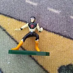 アクションポーズ フィギュア 黒と黄色　８マン