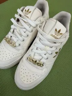 adidas スニーカー ホワイト ゴールドのサムネイル