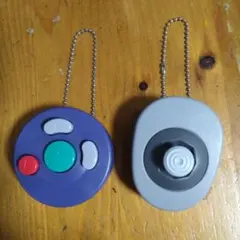 ニンテンドー　ゲームコントローラーキーホルダー　2つセット