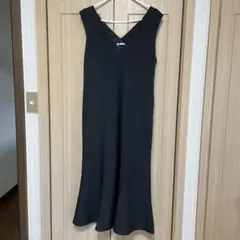 【Honeys】ブラックノースリーブVネックフレアワンピース