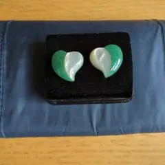 【新品】ハート型緑(石)と白(貝)のイヤリング