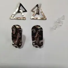 メタルピアス 三角形 波状デザイン 透明キャッチ付き