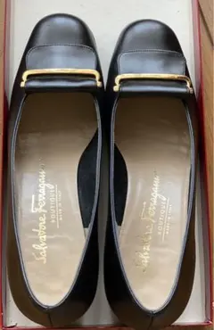 レディースフラットシューズ　フェラガモ　22.5